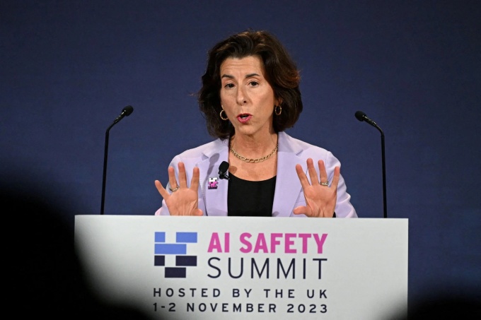 Bộ trưởng Thương mại Hoa Kỳ Gina Raimondo phát biểu vào Ngày 1 của Hội nghị Thượng đỉnh An toàn AI tại Công viên Bletchley ở Bletchley, Anh, vào ngày 1 tháng 11 năm 2023. Ảnh: Reuters